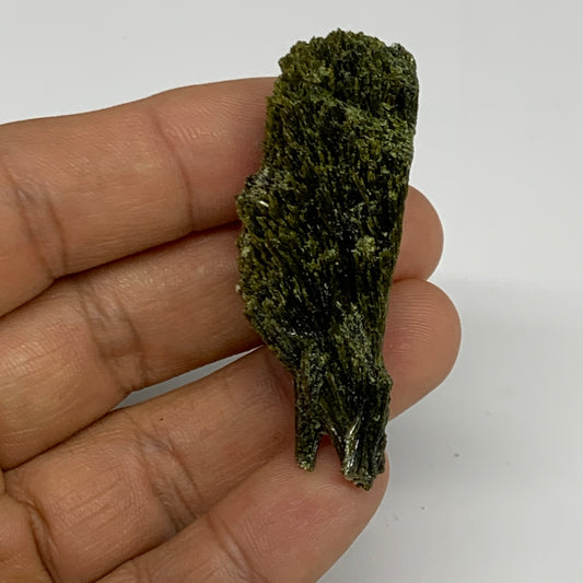 18.6g, 2.1"x0.8"x0.6",Green Epidote Custer/Leaf Mineral Specimen @Pakistan,B2756