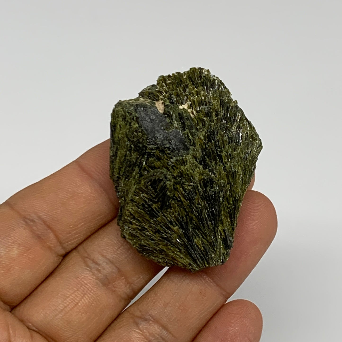 34.5g,1.8"x1.4"x0.6",Green Epidote Custer/Leaf Mineral Specimen @Pakistan,B27592