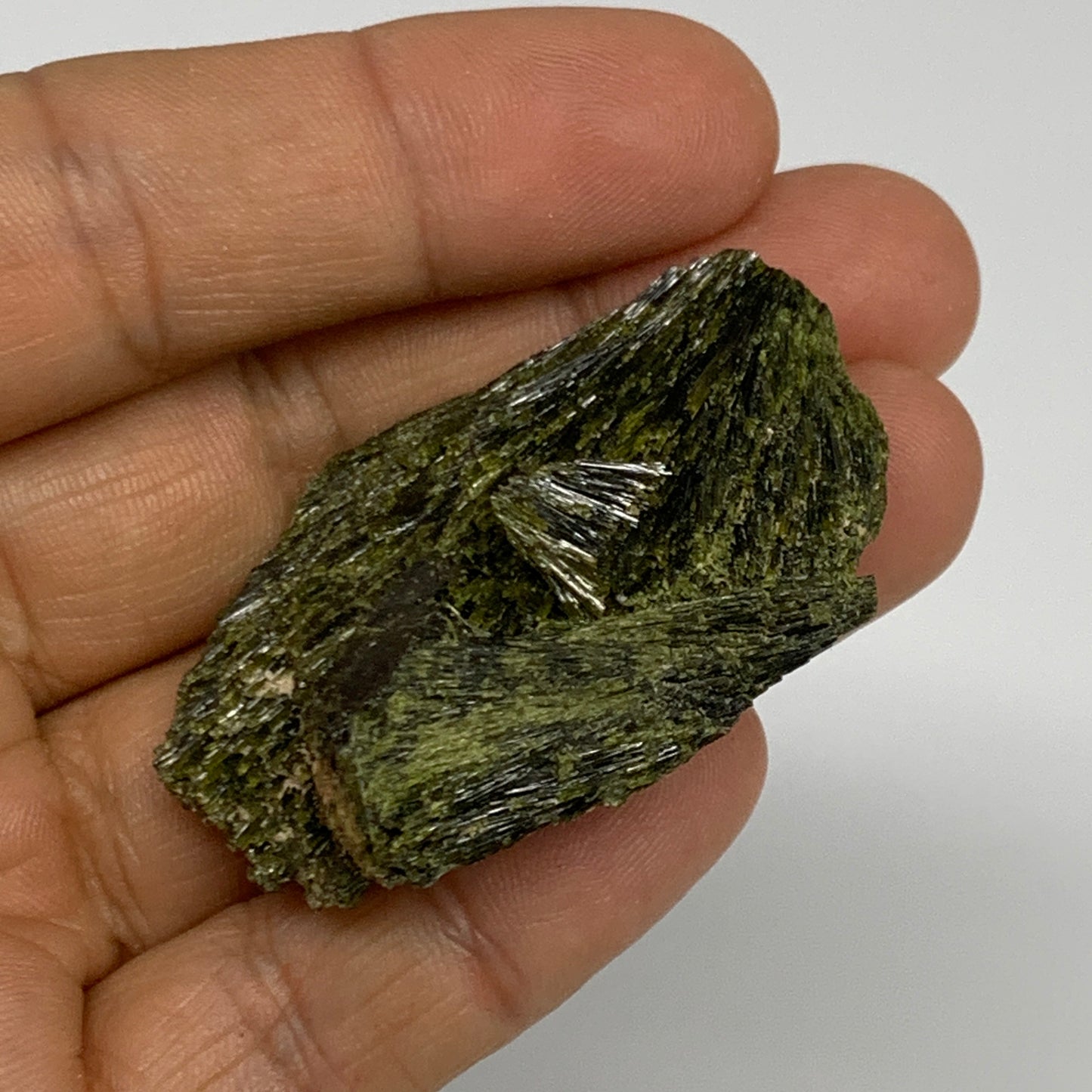 34.5g,1.8"x1.4"x0.6",Green Epidote Custer/Leaf Mineral Specimen @Pakistan,B27592