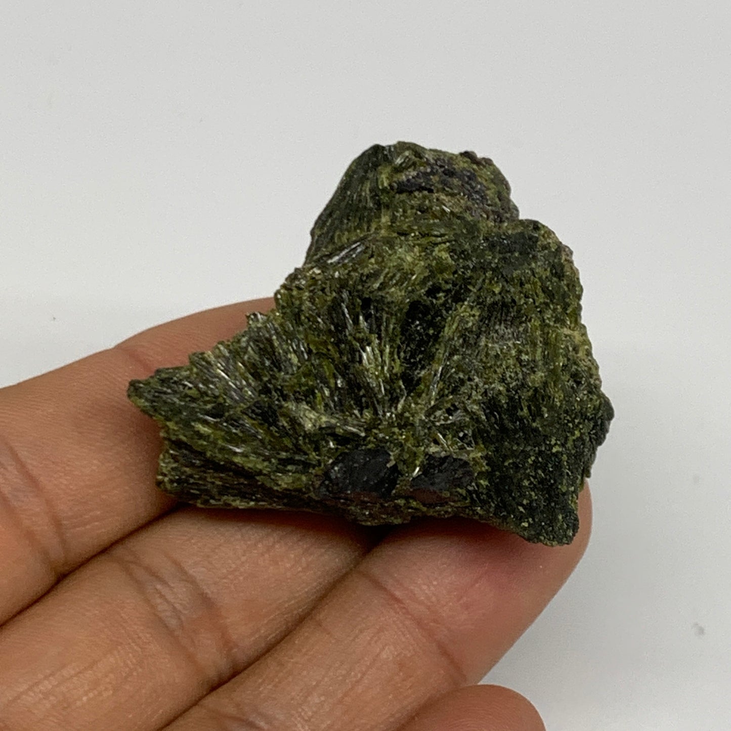 35.3g,1.4"x1.5"x0.8",Green Epidote Custer/Leaf Mineral Specimen @Pakistan,B27596