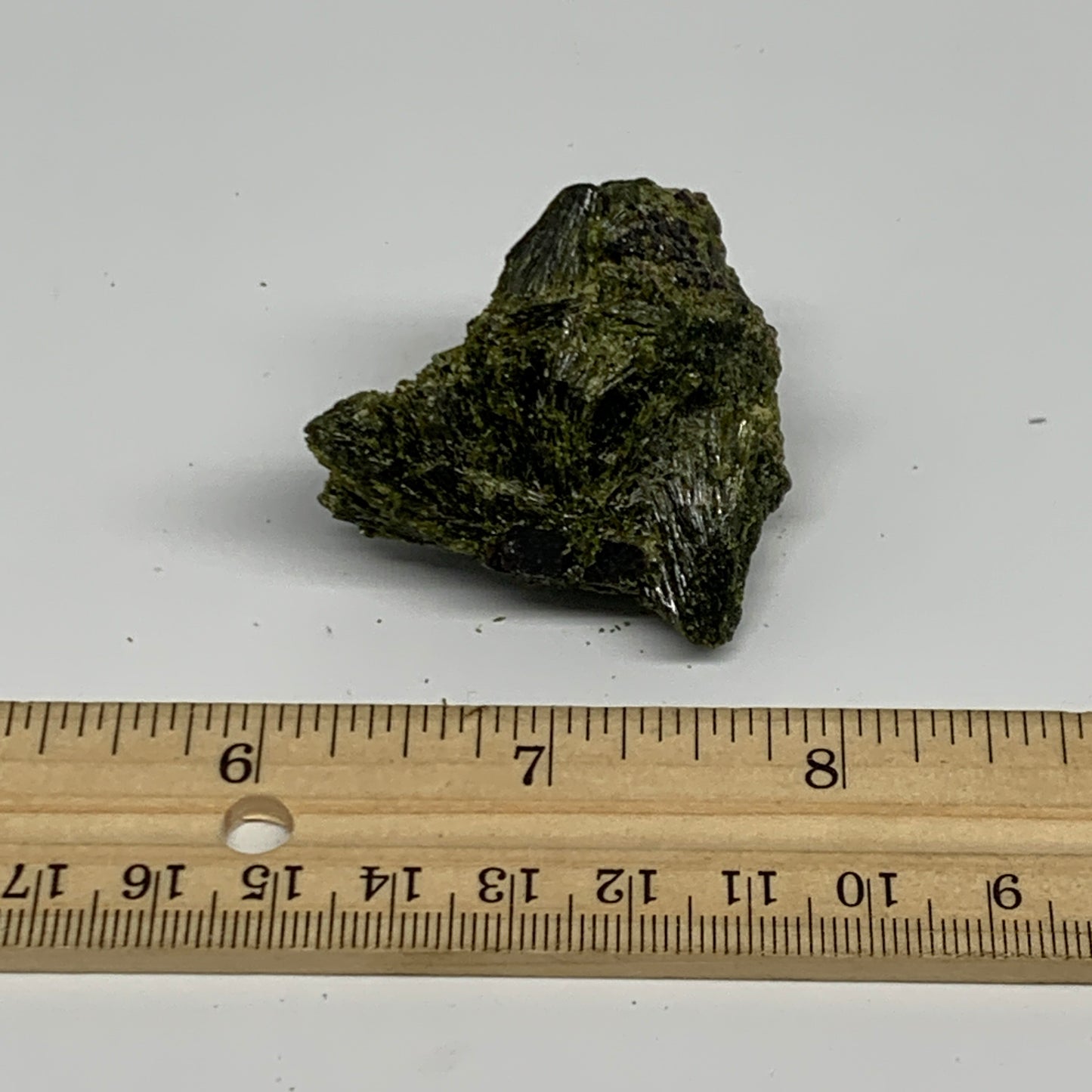 35.3g,1.4"x1.5"x0.8",Green Epidote Custer/Leaf Mineral Specimen @Pakistan,B27596