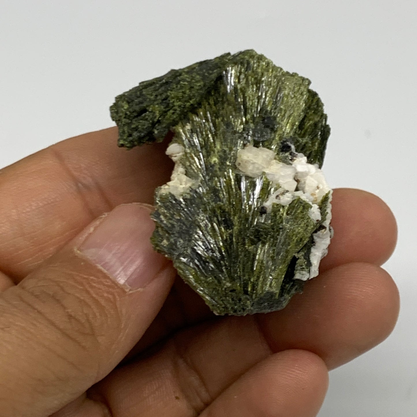 35.9g,1.9"x1.1"x0.9",Green Epidote Custer/Leaf Mineral Specimen @Pakistan,B27604