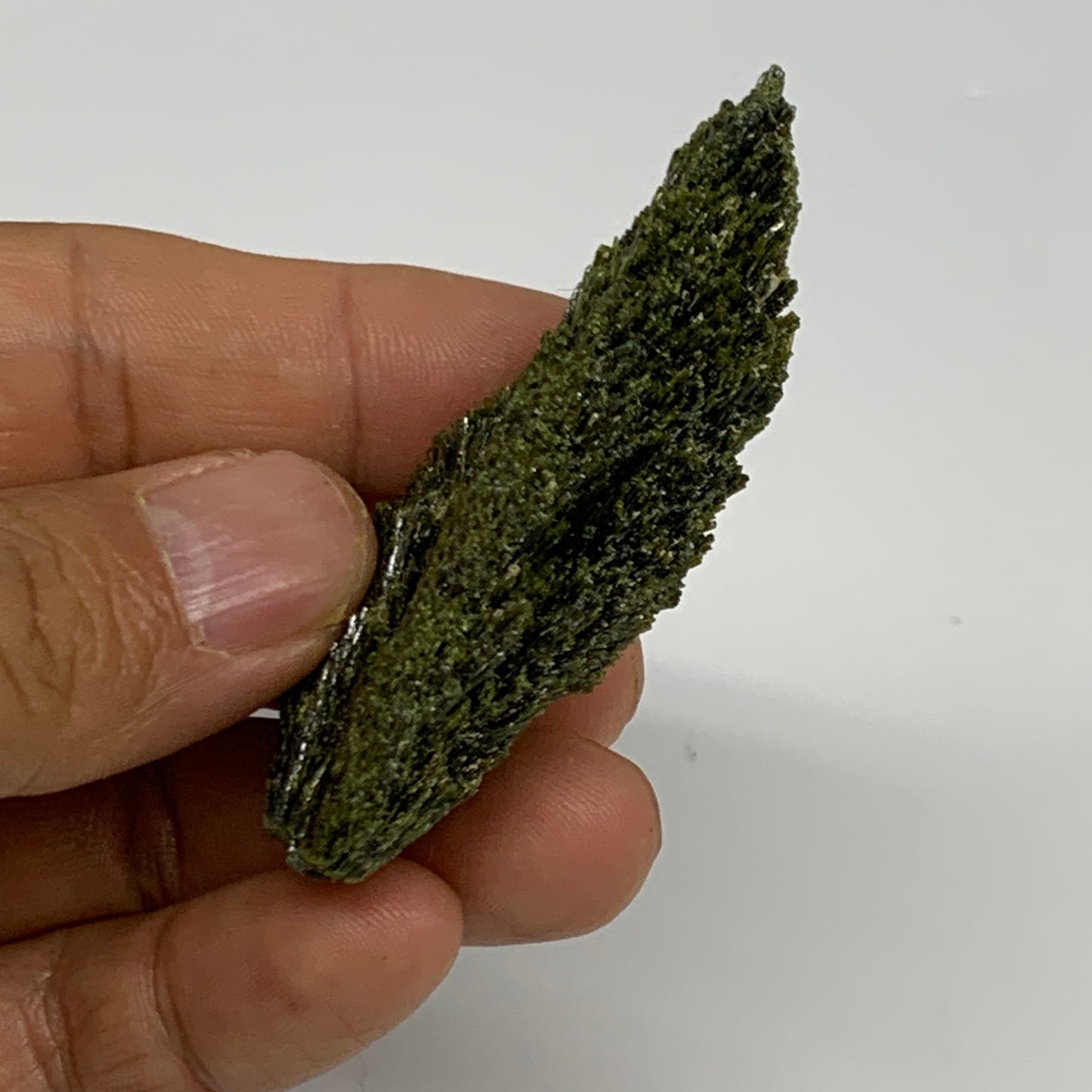 35.4g,2.5"x1.1"x0.6",Green Epidote Custer/Leaf Mineral Specimen @Pakistan,B27610