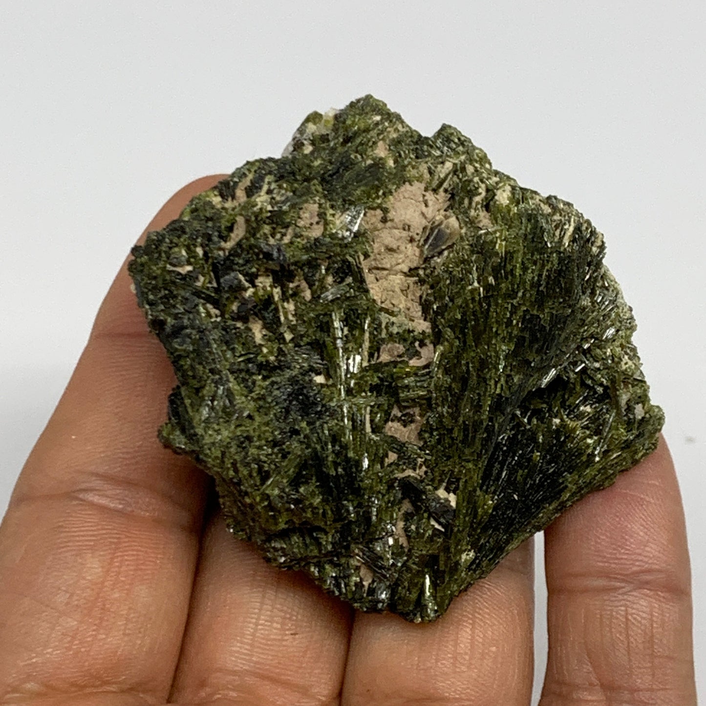 69.9g,2.1"x2.2"x1.1",Green Epidote Custer/Leaf Mineral Specimen @Pakistan,B27611