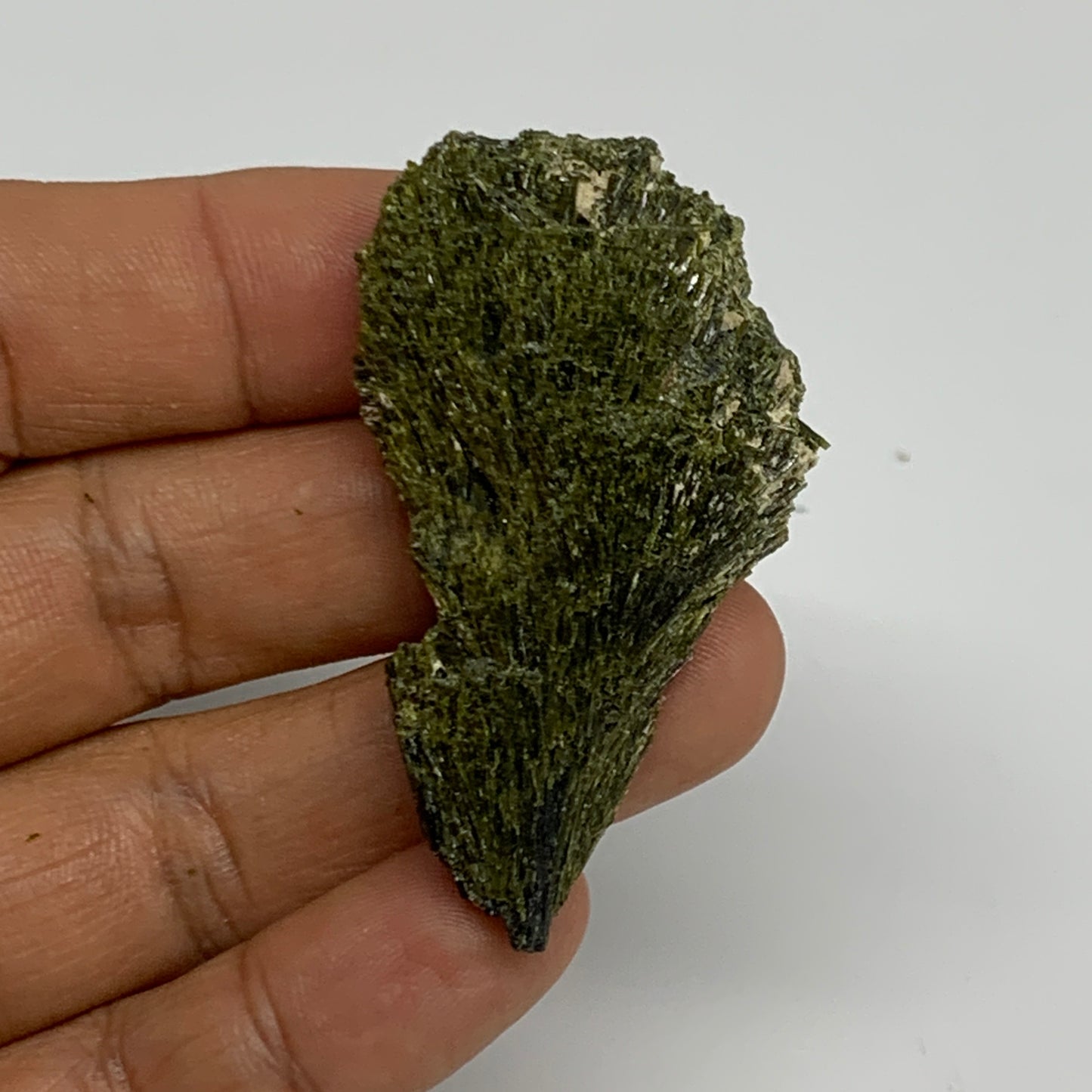 21.9g,2.1"x1.2"x0.5",Green Epidote Custer/Leaf Mineral Specimen @Pakistan,B27614