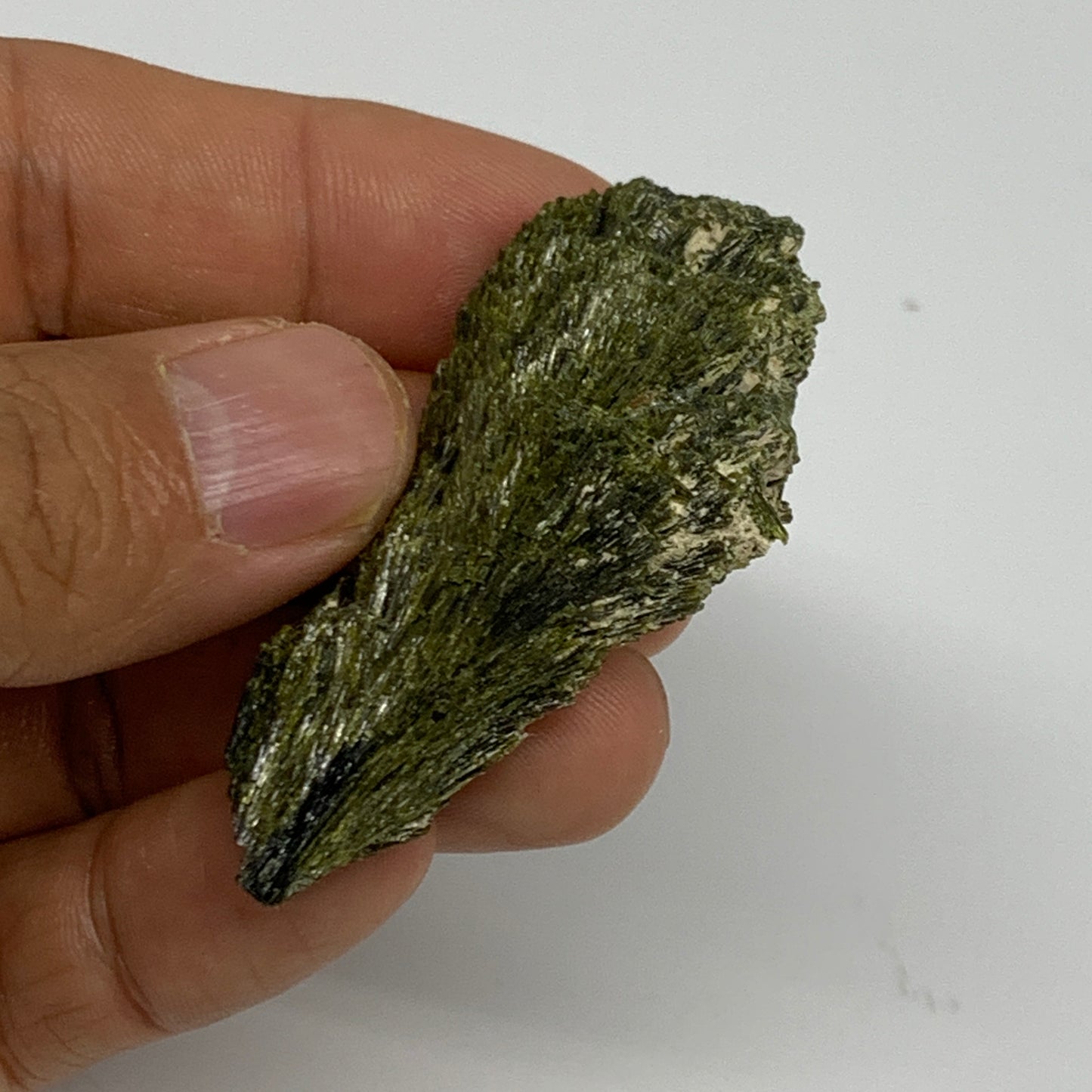 21.9g,2.1"x1.2"x0.5",Green Epidote Custer/Leaf Mineral Specimen @Pakistan,B27614