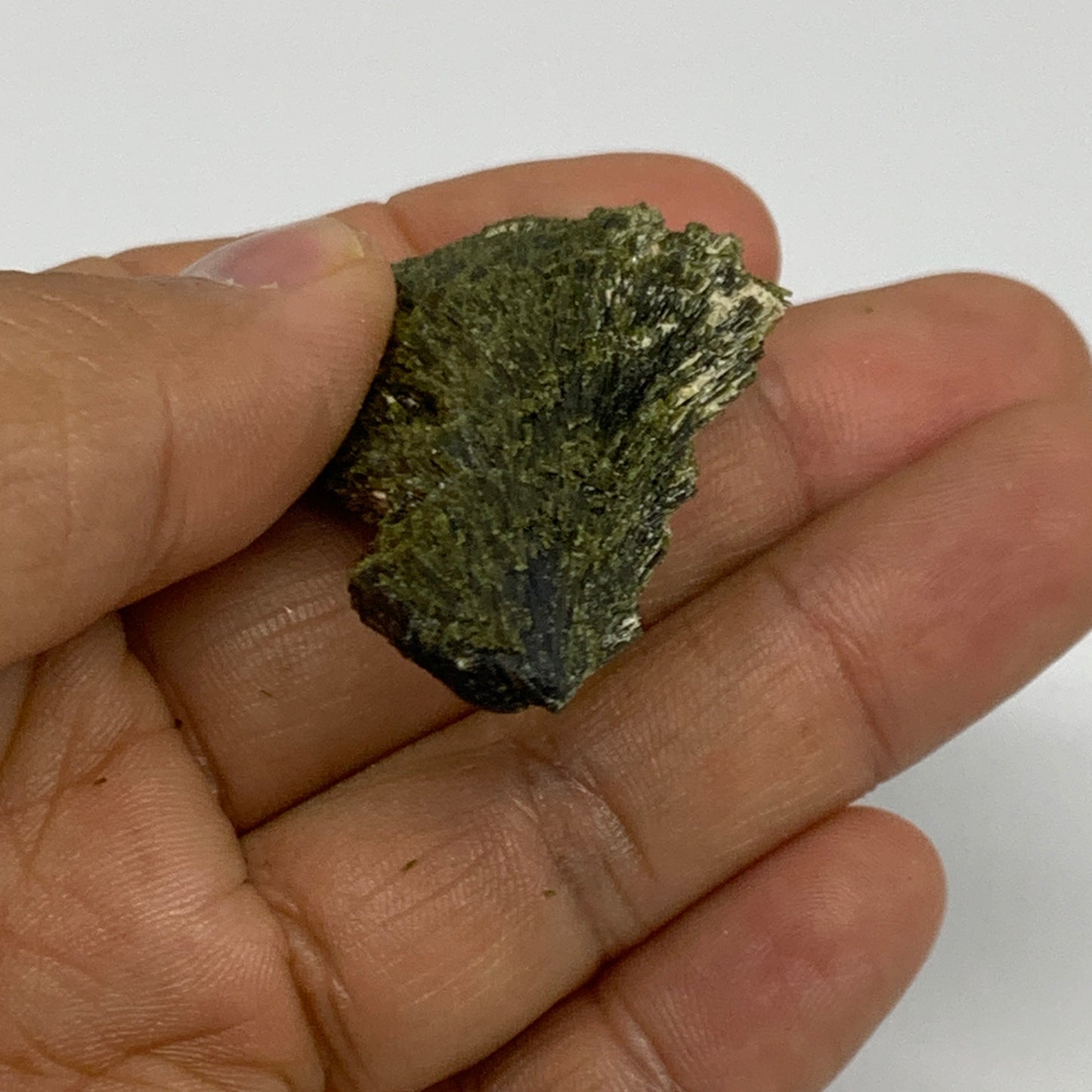 21.9g,2.1"x1.2"x0.5",Green Epidote Custer/Leaf Mineral Specimen @Pakistan,B27614