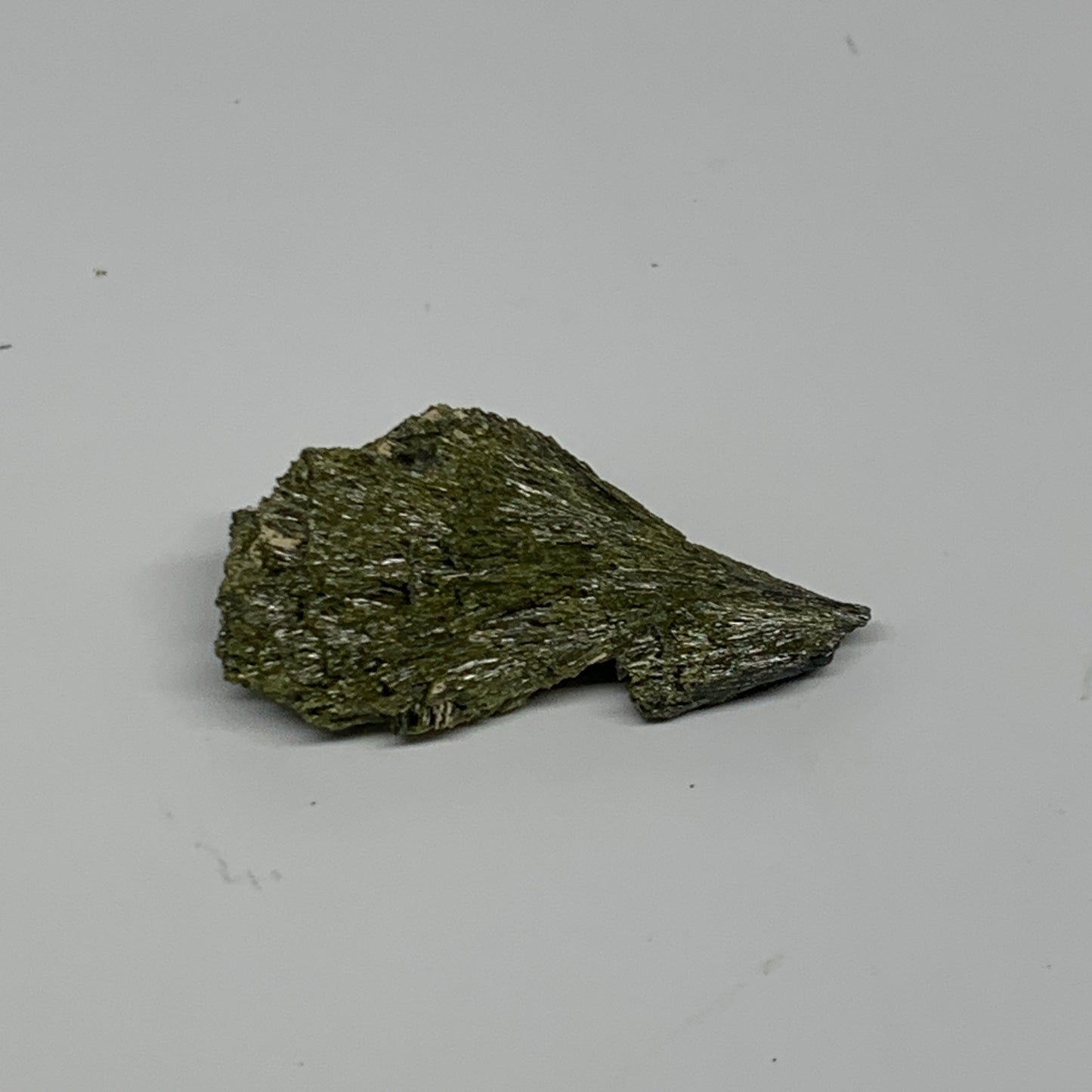 21.9g,2.1"x1.2"x0.5",Green Epidote Custer/Leaf Mineral Specimen @Pakistan,B27614
