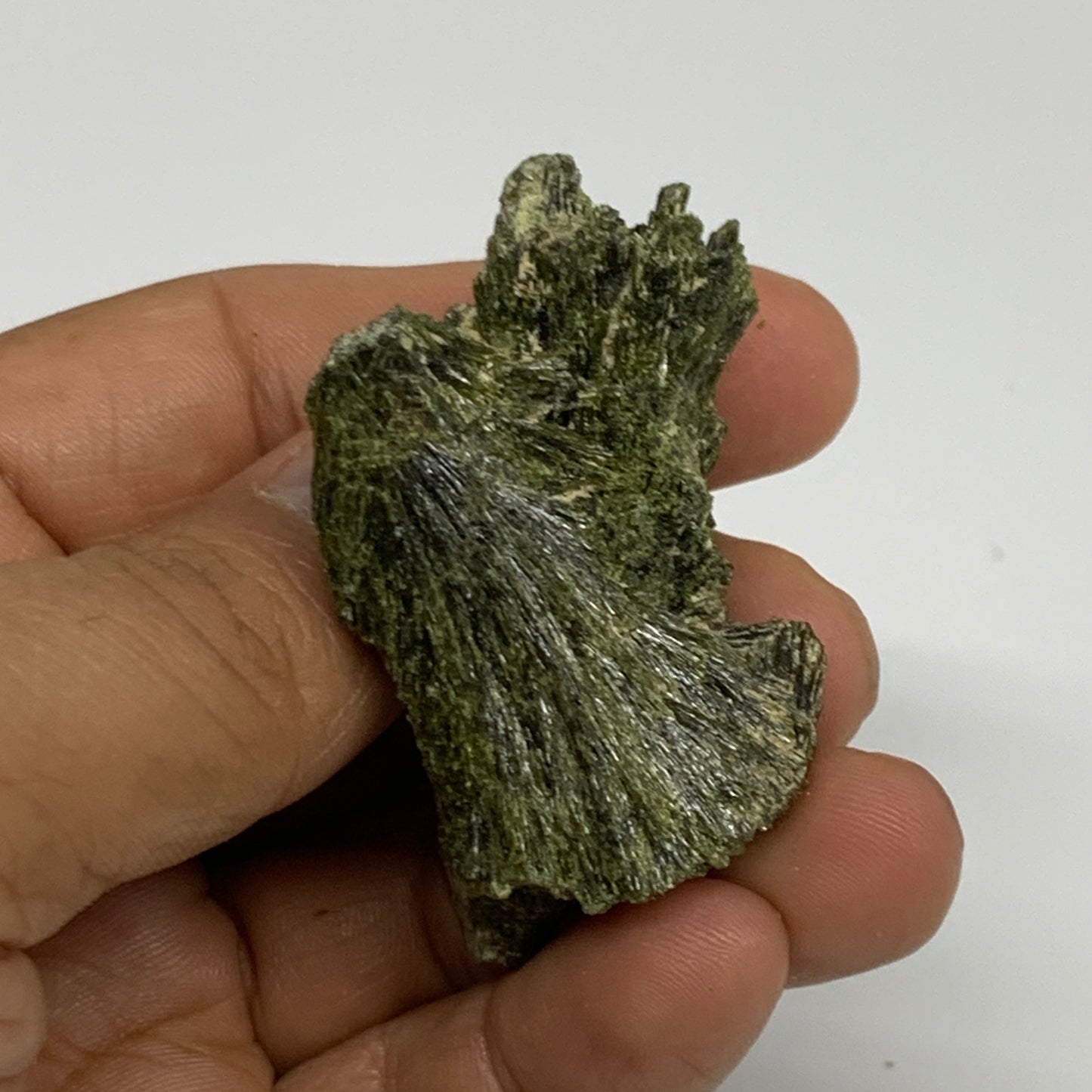 33.2g,2.1"x1.1"x0.6",Green Epidote Custer/Leaf Mineral Specimen @Pakistan,B27617