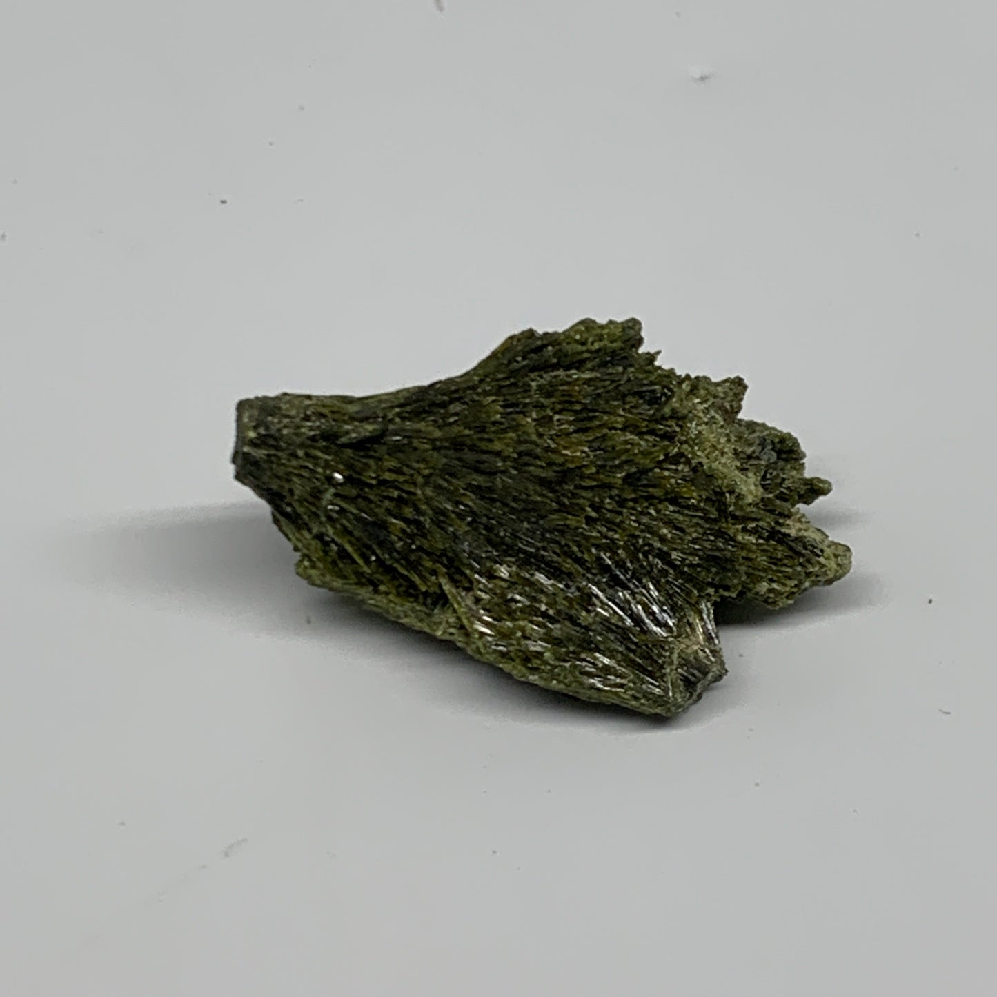 33.2g,2.1"x1.1"x0.6",Green Epidote Custer/Leaf Mineral Specimen @Pakistan,B27617