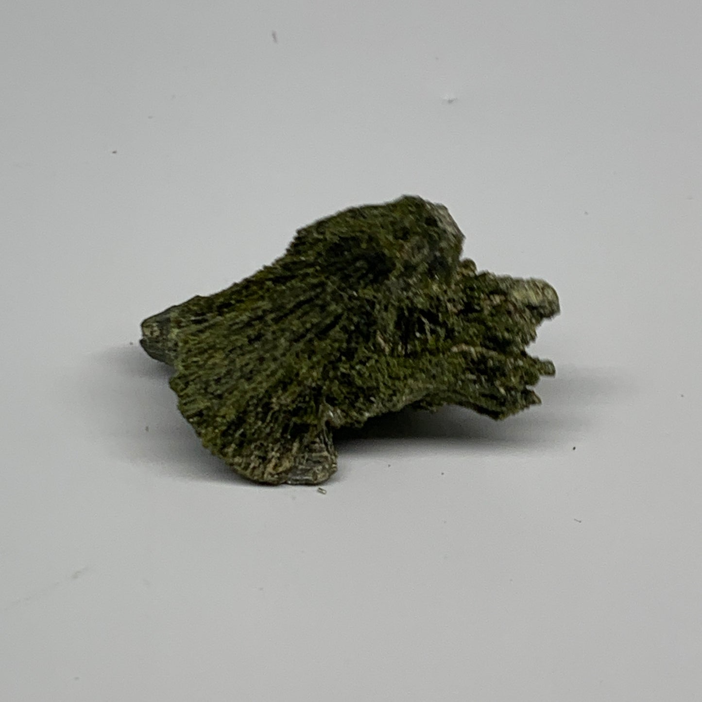 33.2g,2.1"x1.1"x0.6",Green Epidote Custer/Leaf Mineral Specimen @Pakistan,B27617