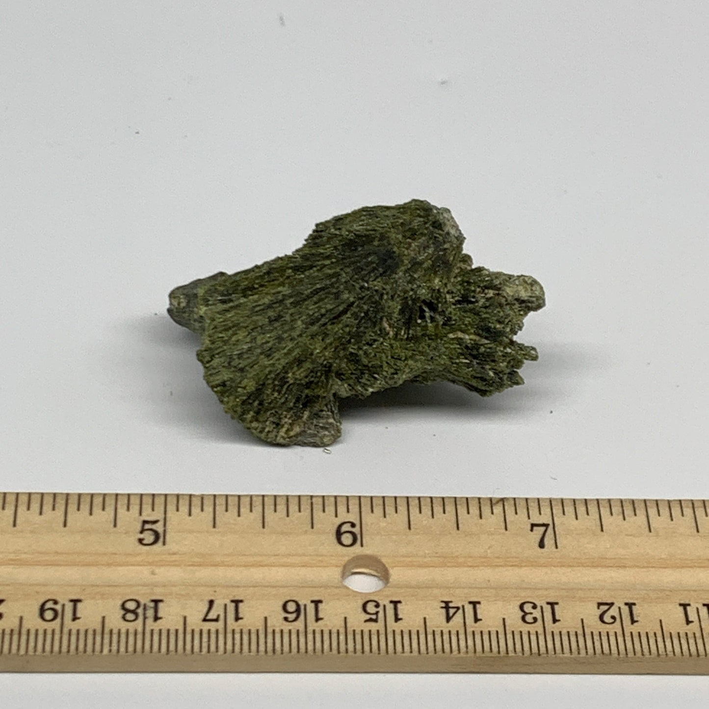 33.2g,2.1"x1.1"x0.6",Green Epidote Custer/Leaf Mineral Specimen @Pakistan,B27617