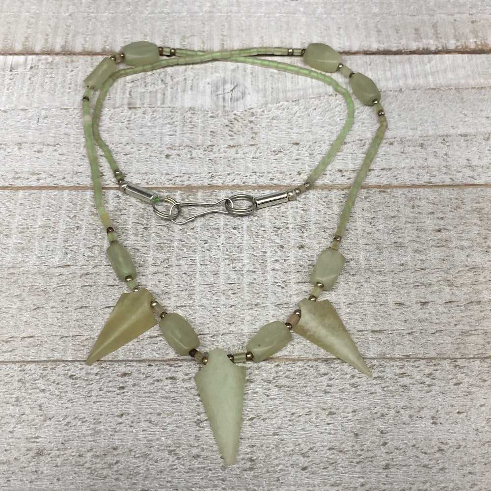 12.9g,2mm-27mm, Small Green Serpentine Arrowhead Beaded Necklace,19",NPH250