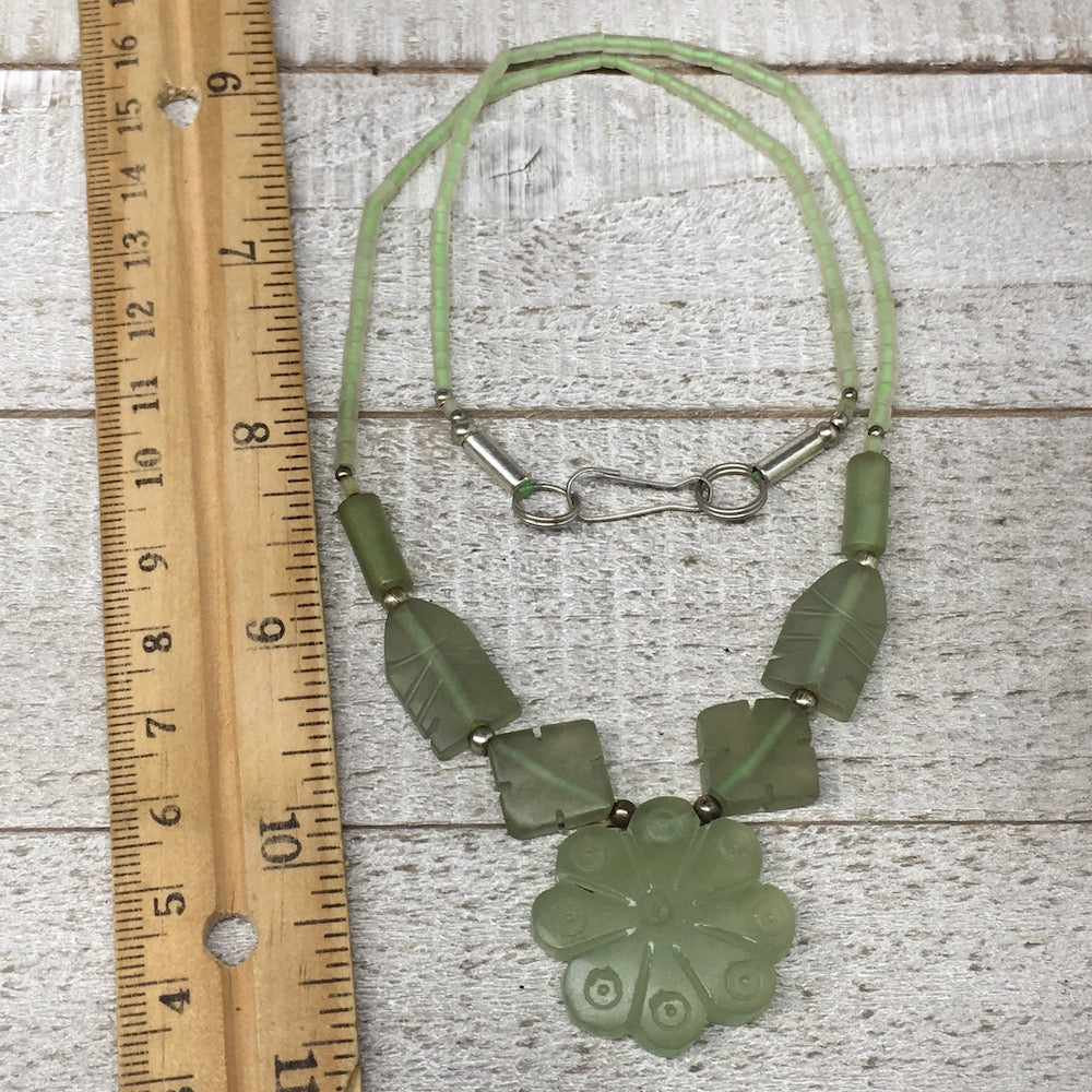 18.6g,2mm-27mm, Green Serpentine Flower Carved Beaded Necklace,18&quot;,NPH301