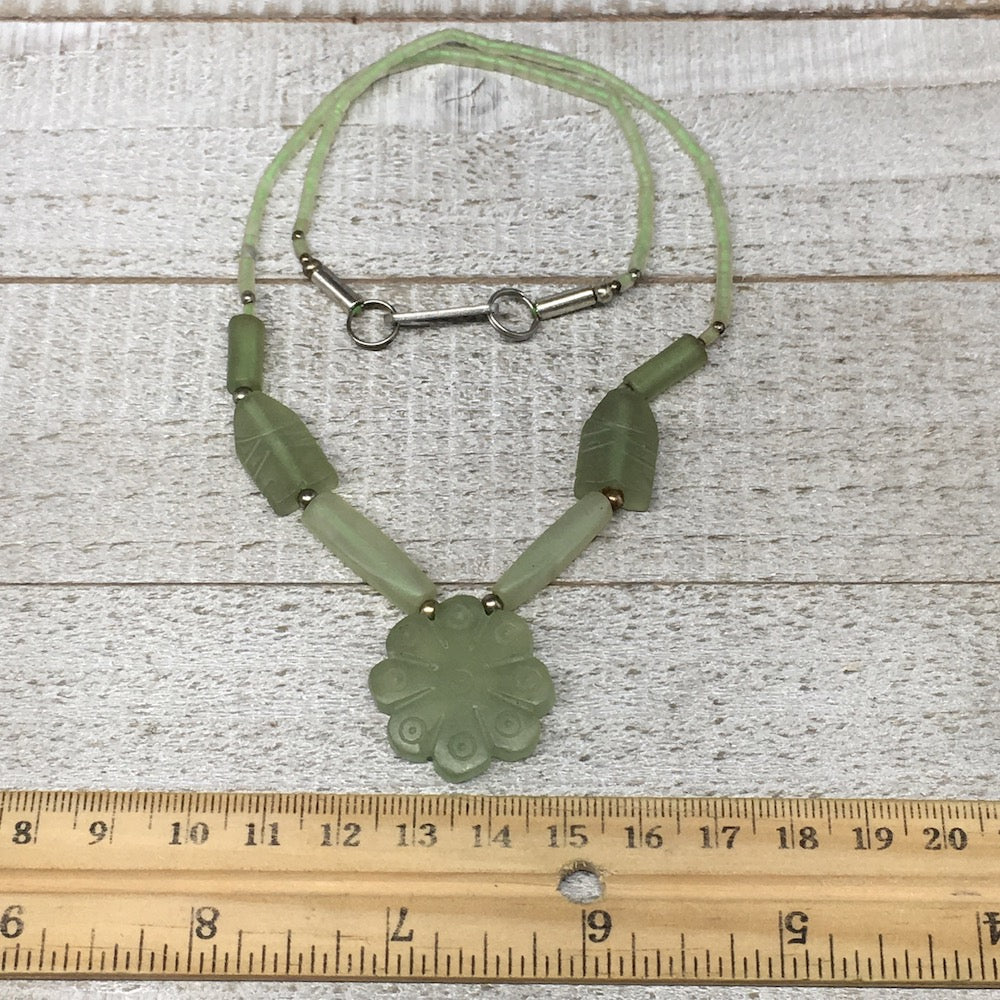 17.3g,2mm-27mm, Green Serpentine Flower Carved Beaded Necklace,17&quot;,NPH303