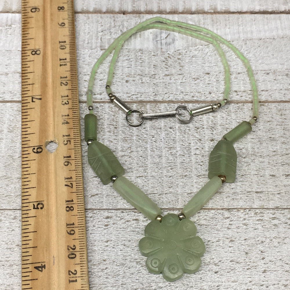 17.3g,2mm-27mm, Green Serpentine Flower Carved Beaded Necklace,17&quot;,NPH303