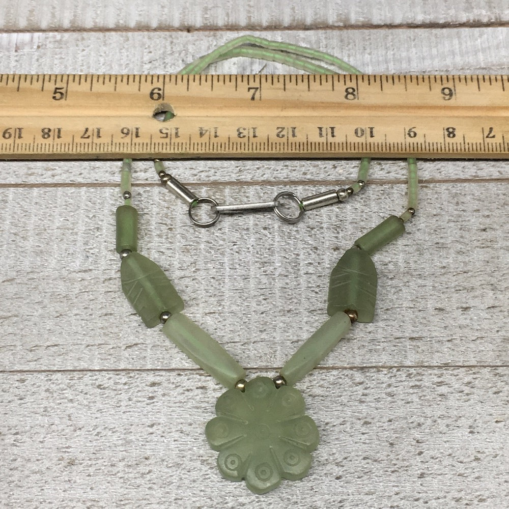 17.3g,2mm-27mm, Green Serpentine Flower Carved Beaded Necklace,17&quot;,NPH303