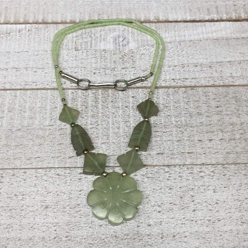 18.2g,2mm-29mm, Green Serpentine Flower Carved Beaded Necklace,16"-18",NPH329