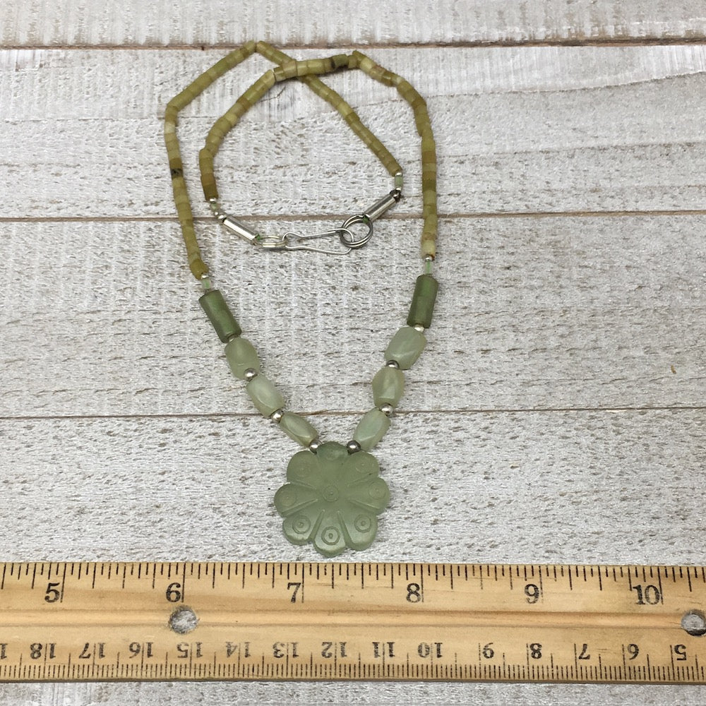 16.7g,2mm-26mm, Green Serpentine Flower Carved Beaded Necklace,16"-18",NPH332