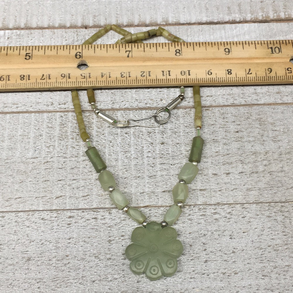 16.7g,2mm-26mm, Green Serpentine Flower Carved Beaded Necklace,16"-18",NPH332